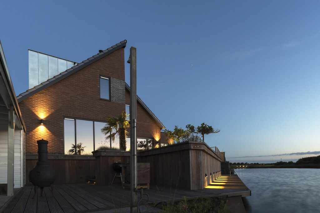 Stijlvol uitgelichte woning in Zeewolde - waarbij wij de tuin aanleg hebben gedaan