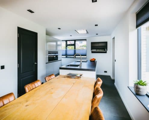 Witte keuken met een donkergrijs blad van graniet