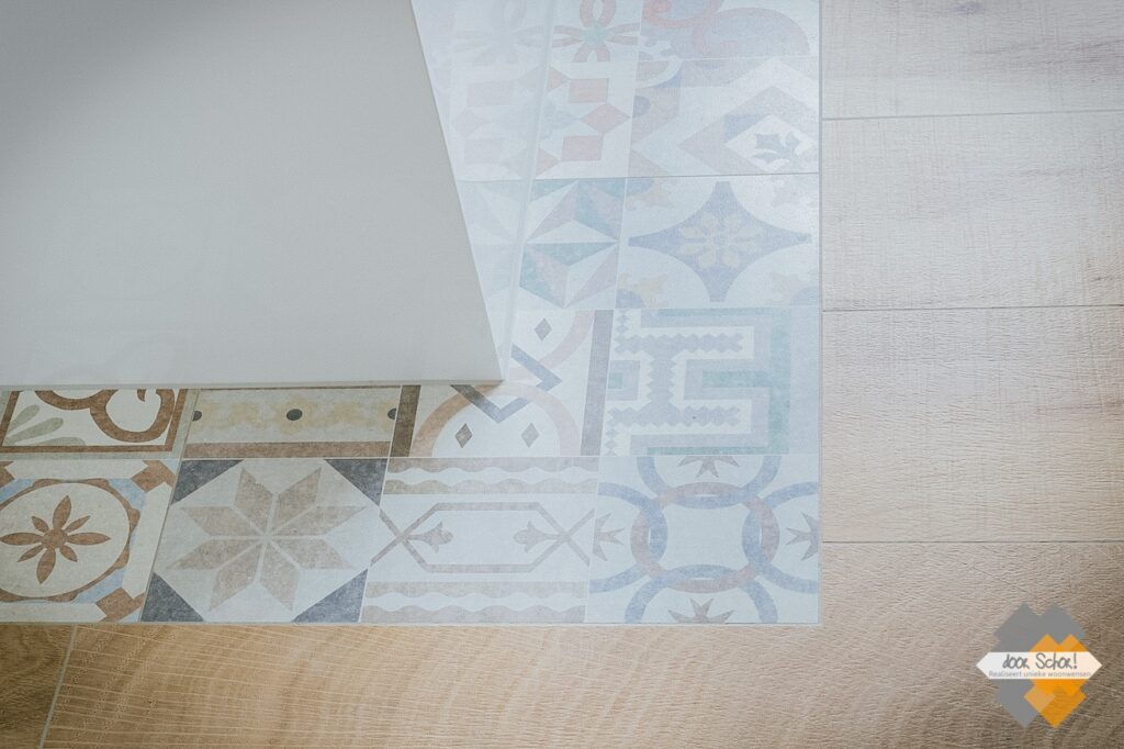 Details foto van de patroontegels gecombineerd met de hout look tegels.