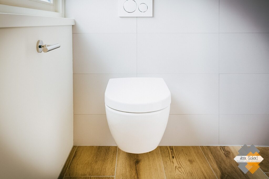 Mat wit toilet met eikenhout look tegels