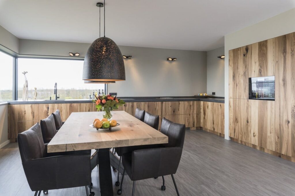 Een eiken houten keuken van doorSchor in een appartement