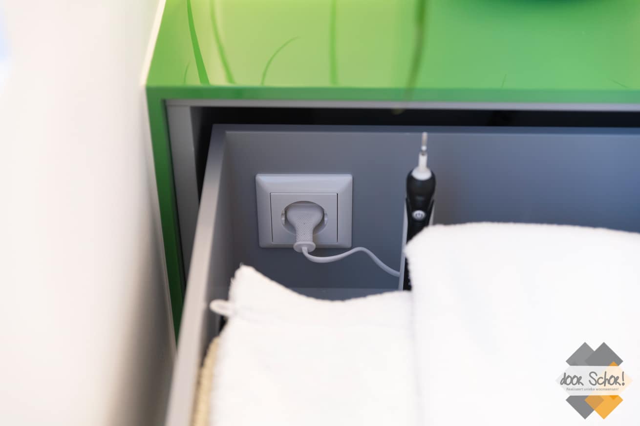 Stopcontact in een lade van een maatwerk badkamer van een op maat gemaakt meubel