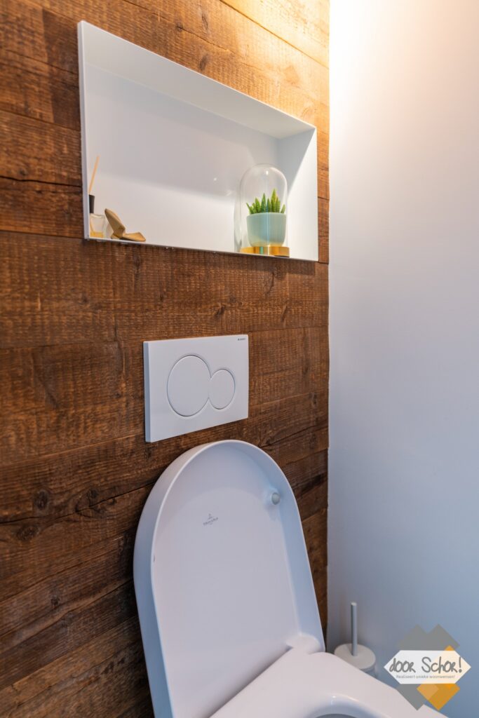 Houten wand in een toilet met een nisje