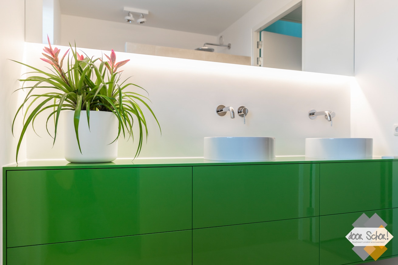 Knal groen badkamermeubel op maat met twee witte kommen en twee inbouw kranen