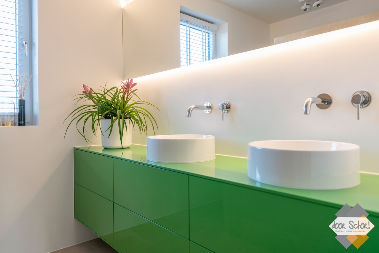 Een knal groen maatwerk badkamermeubel voor in de badkamer met twee witte kommen