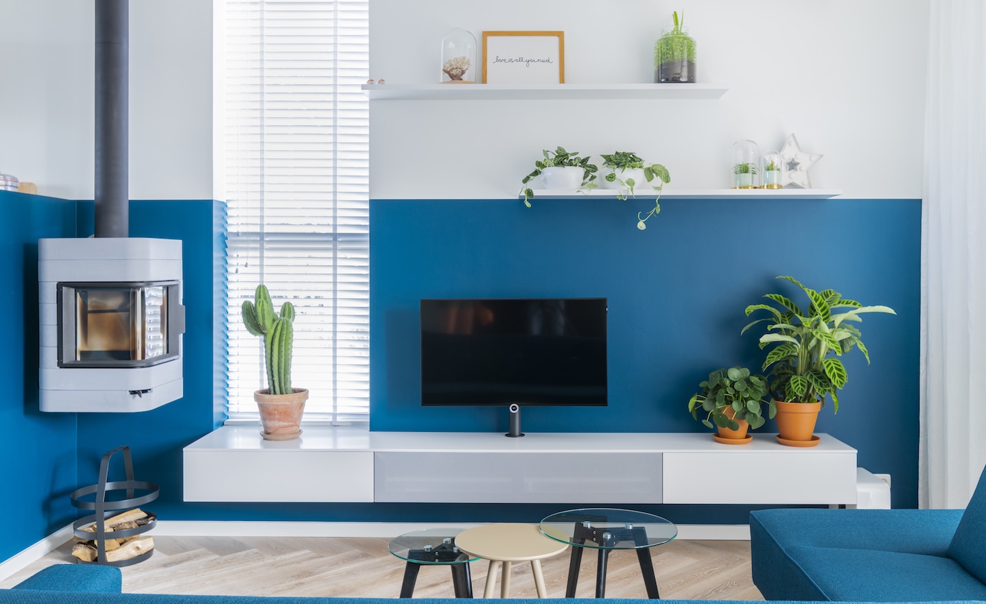 Blauw met witte muur met een maatwerk meubel en open haart