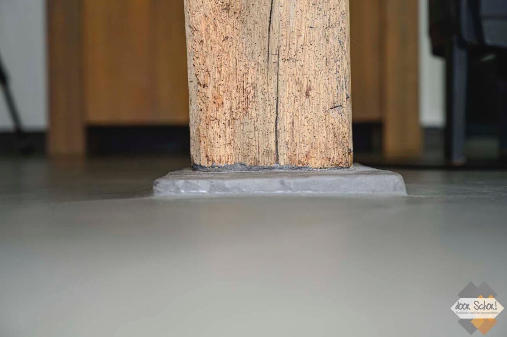 Gestraalde hout balken in een oude boerderij