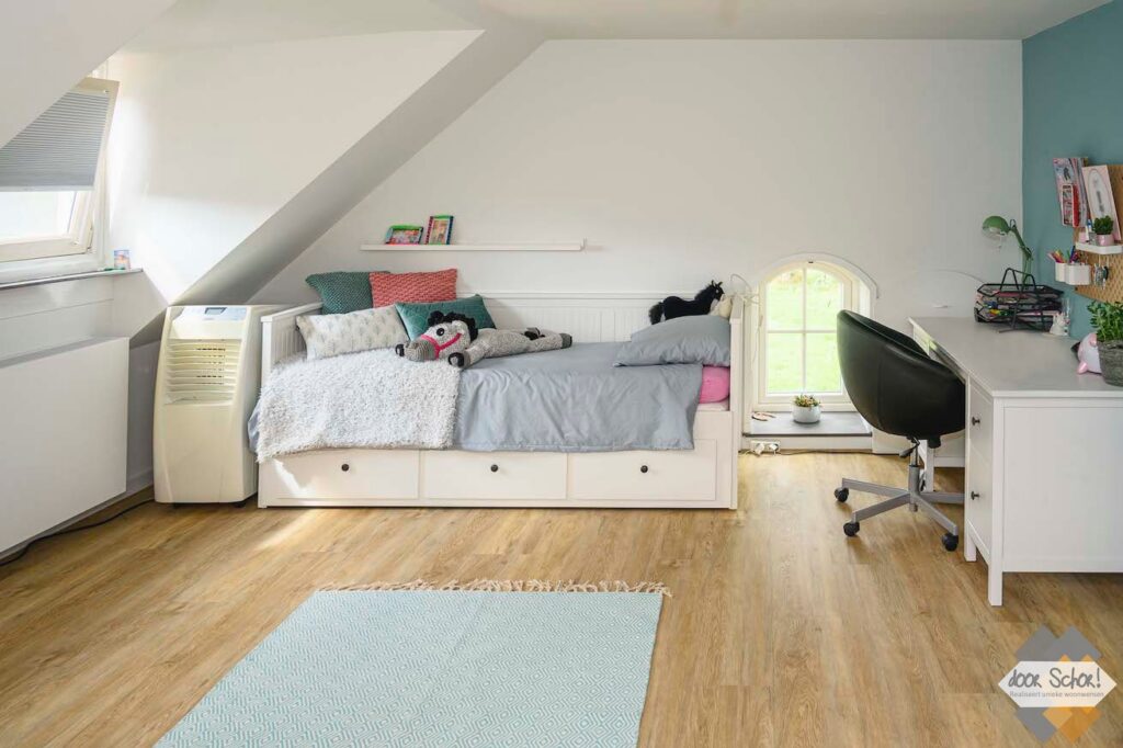 Moderne slaapkamer met een oud raam