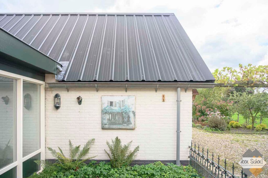 Dakrenovatie met zonnepanelen van een oude boerderij in Nijkerkerveen