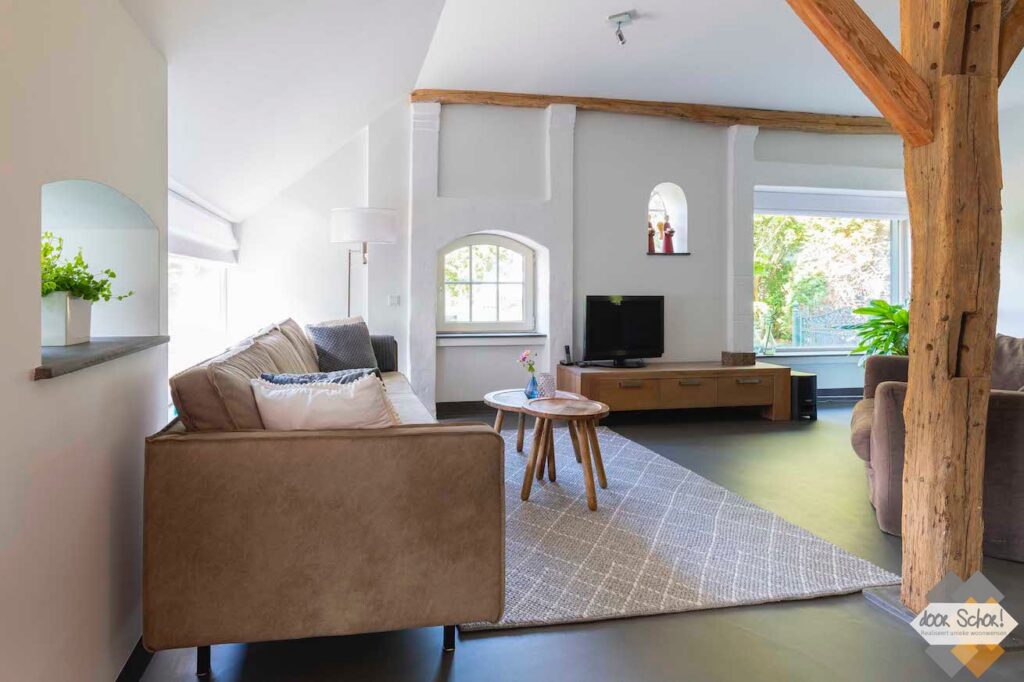 TV aangezicht van de moderne woonkamer van een gerenoveerde boerderij in Nijkerkerveen