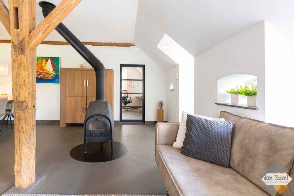 De houten balken in een moderne woonkamer van een gerenoveerde boerderij in Nijkerkerveen