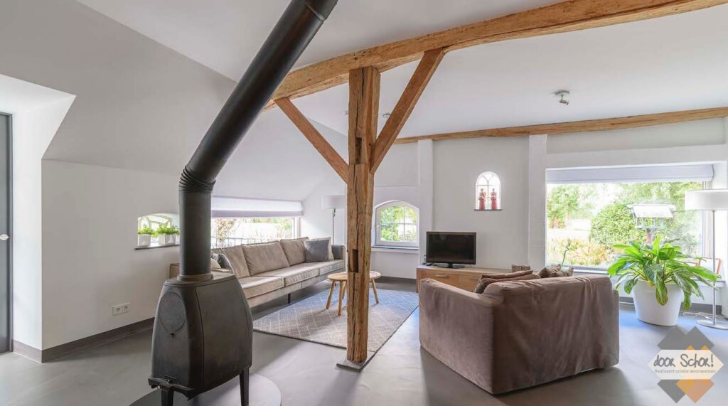 De centraal geplaatste houtkachel in de gerenoveerde boerderij in Nijkerkerveen