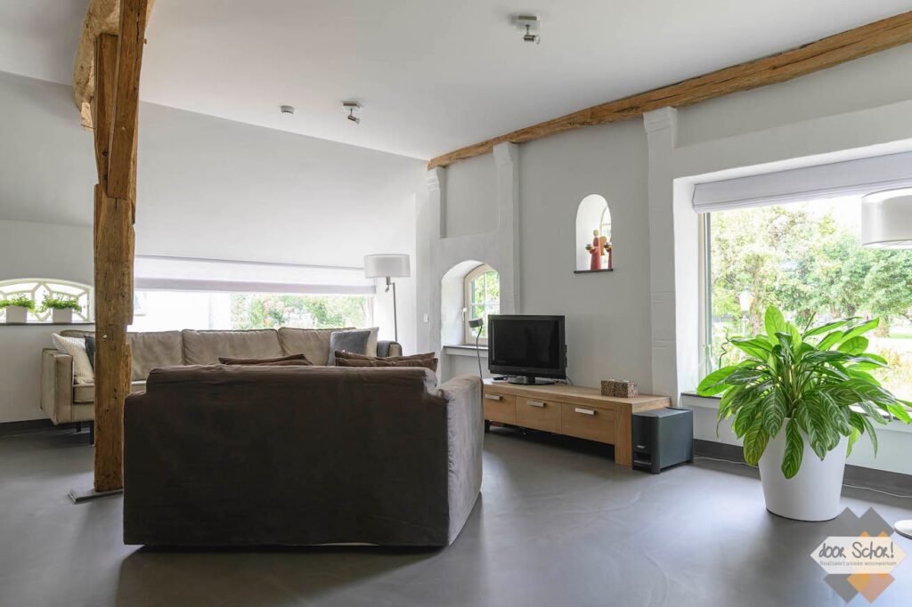 De moderne woonkamer van een gerenoveerde boerderij in Nijkerkerveen