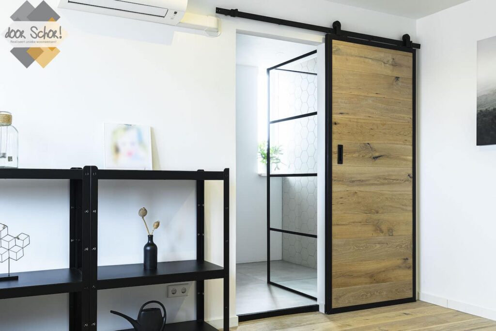 Slaapkamer met Ensuite badkamer gescheiden door een houten schuifdeur