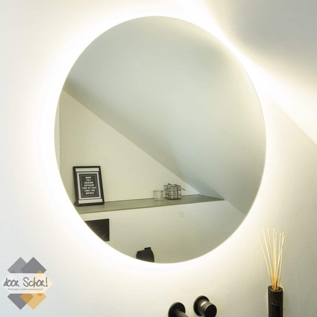 Ronde spiegel met verlichting er achter