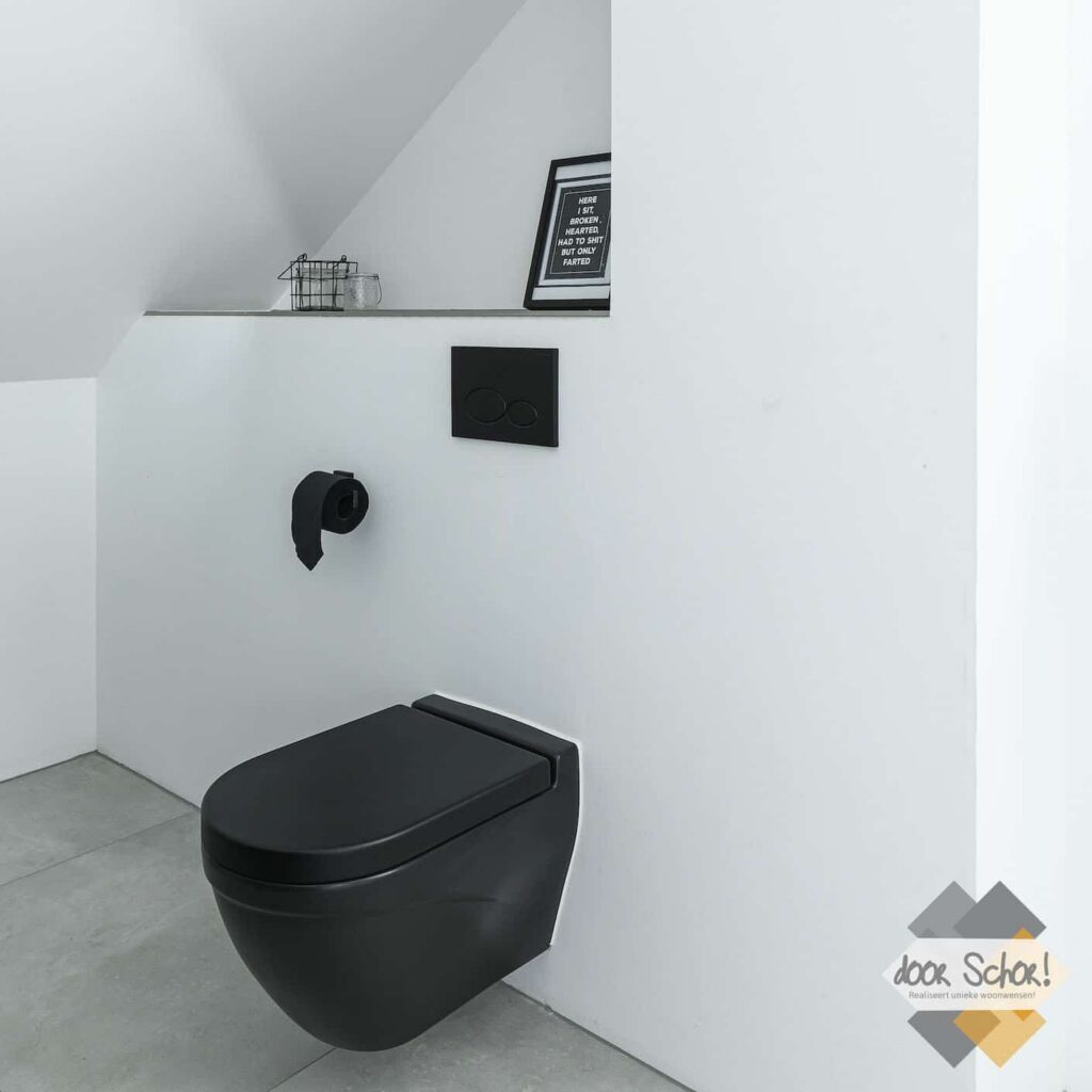 Zwart toilet met zwarte details zoals de toiletrolhouder