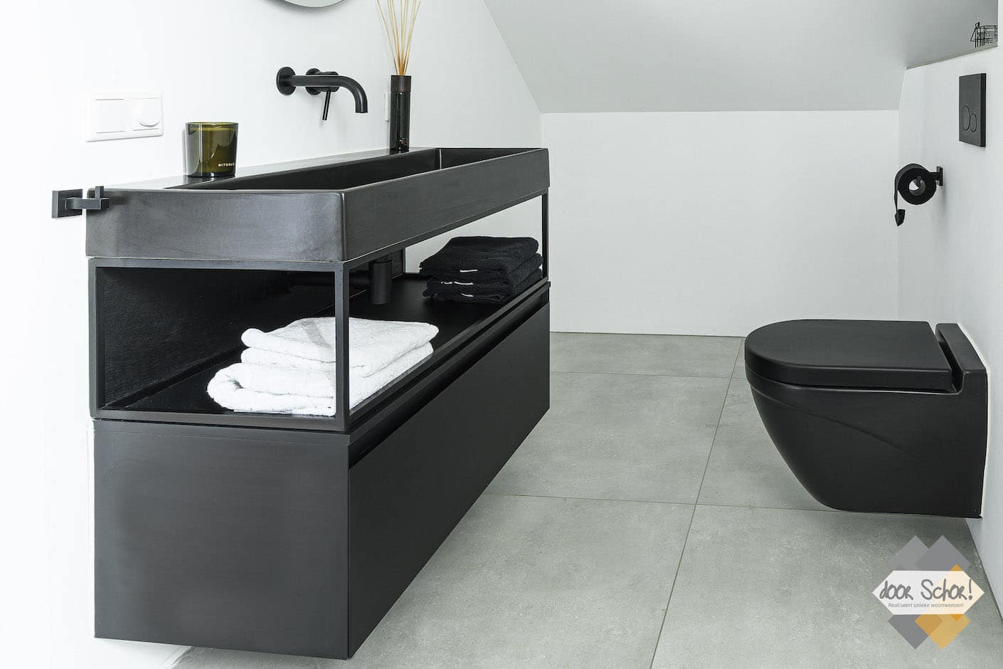 Badkamer in Zeewolde met in zwart / wit met een grijze vloer