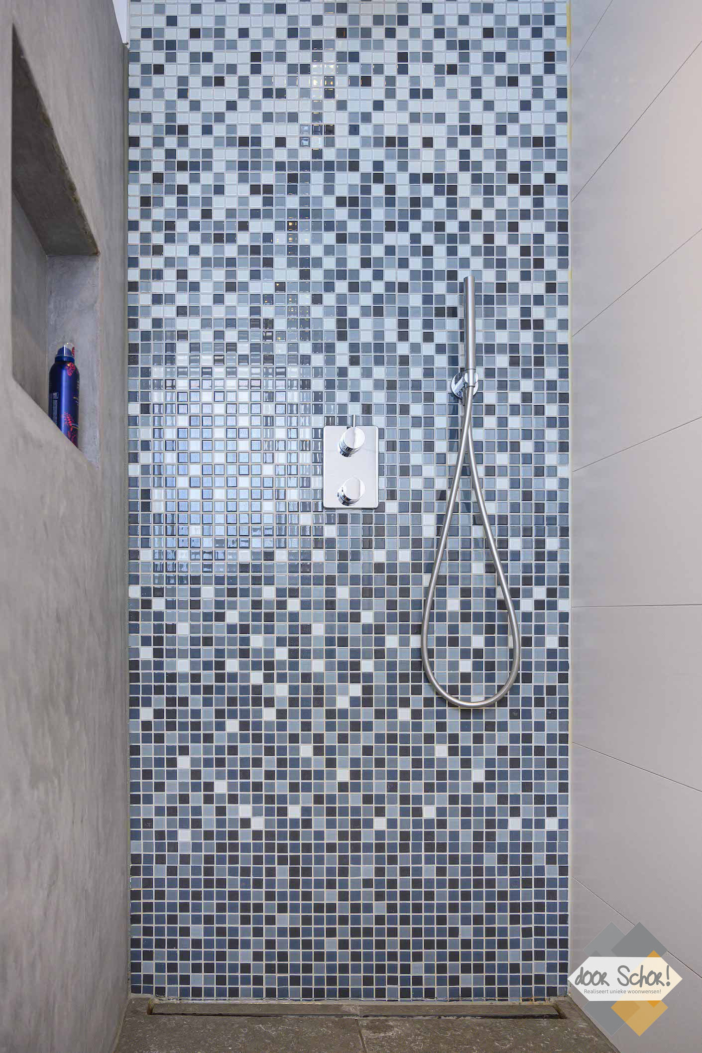 Kleine tegels in de doucheruimte in verschillende blauw tinten