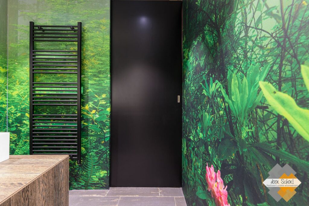Jungle print in een badkamer door middel van behang dat waterbestendig is