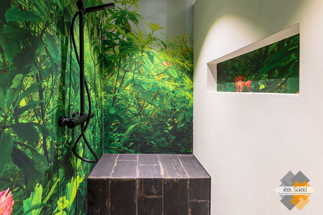 Behang in de badkamer met een jungle print - bankje in de doucheruimte