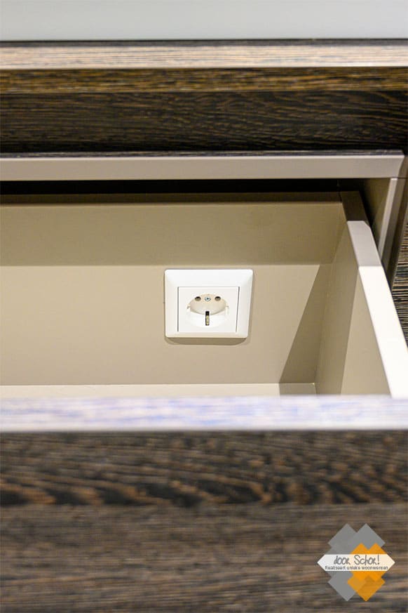 Maatwerk badkamer meubel - stopcontact in een lade