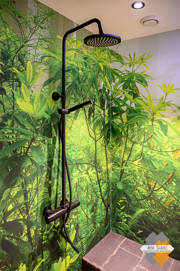 Behang in de badkamer met een jungle print en regendouche