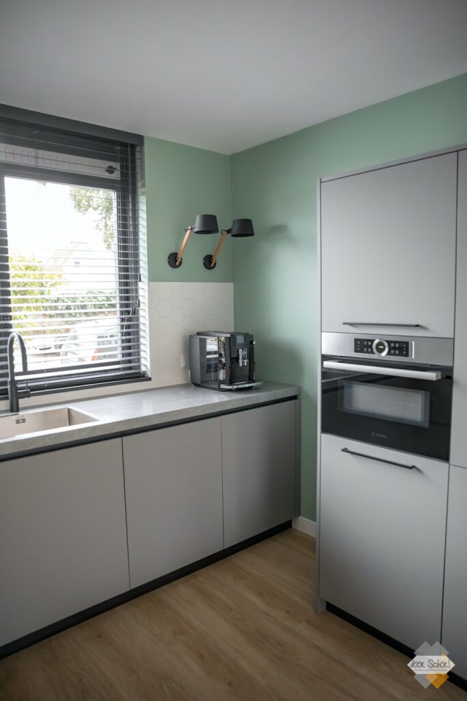 Een mat grijze keuken met een Neolith blad — beeld 6