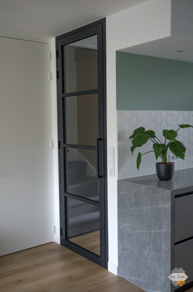 Een mat grijze keuken met een Neolith blad — beeld 4