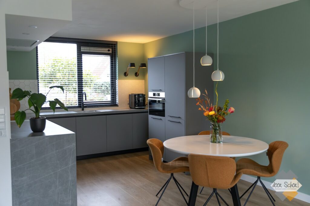 Een mat grijze keuken met een Neolith blad — beeld 3