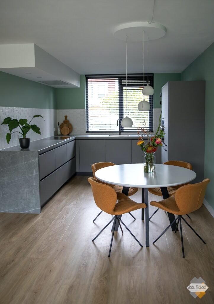 Een mat grijze keuken met een Neolith blad — beeld 11