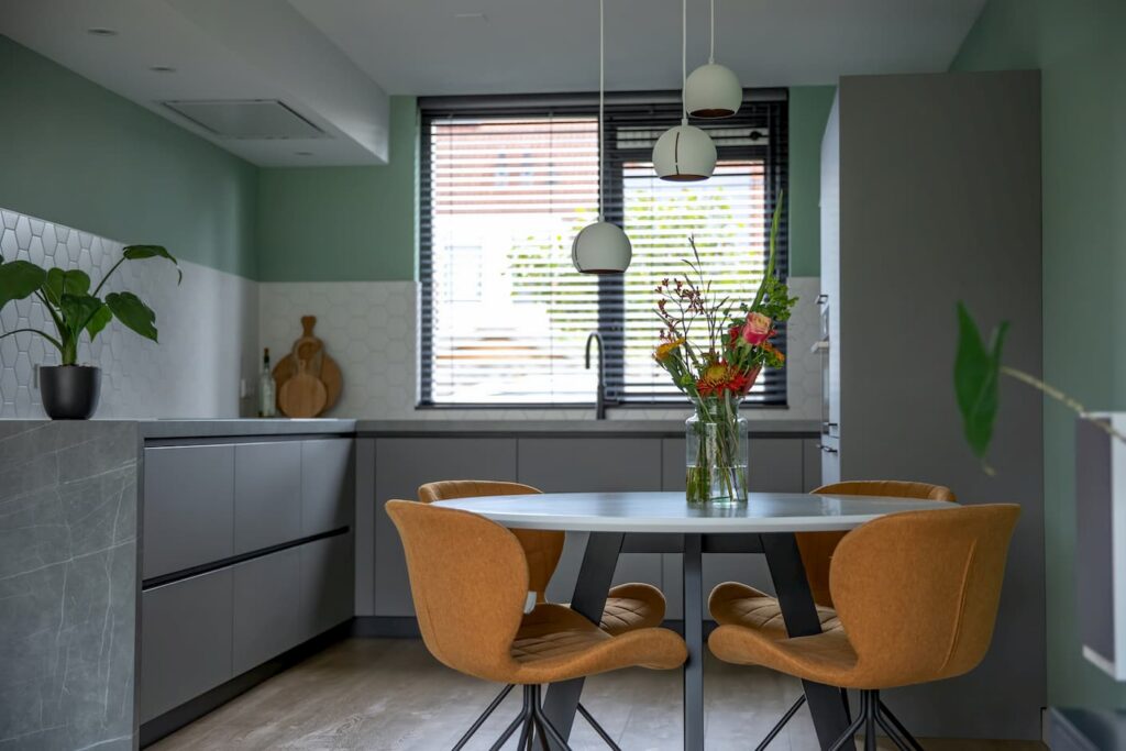 Een mat grijze keuken met een Neolith blad