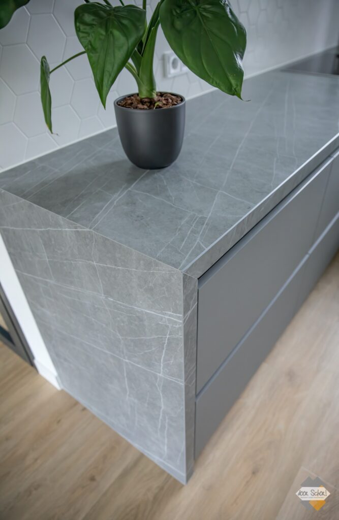 Een mat grijze keuken met een Neolith blad — beeld 8