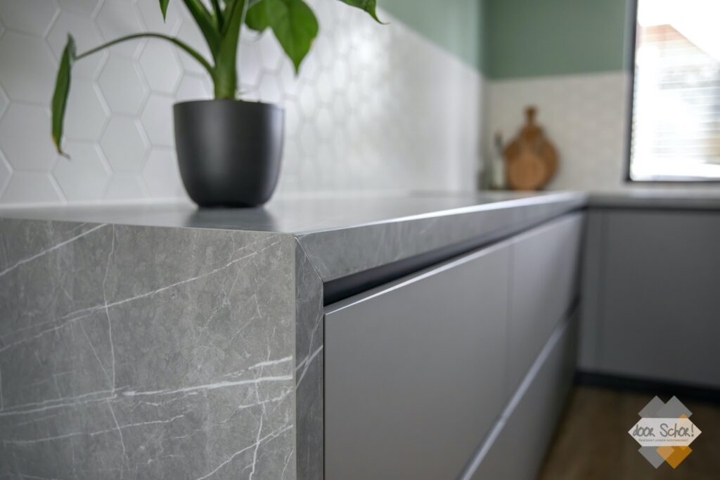 Een mat grijze keuken met een Neolith blad — beeld 7