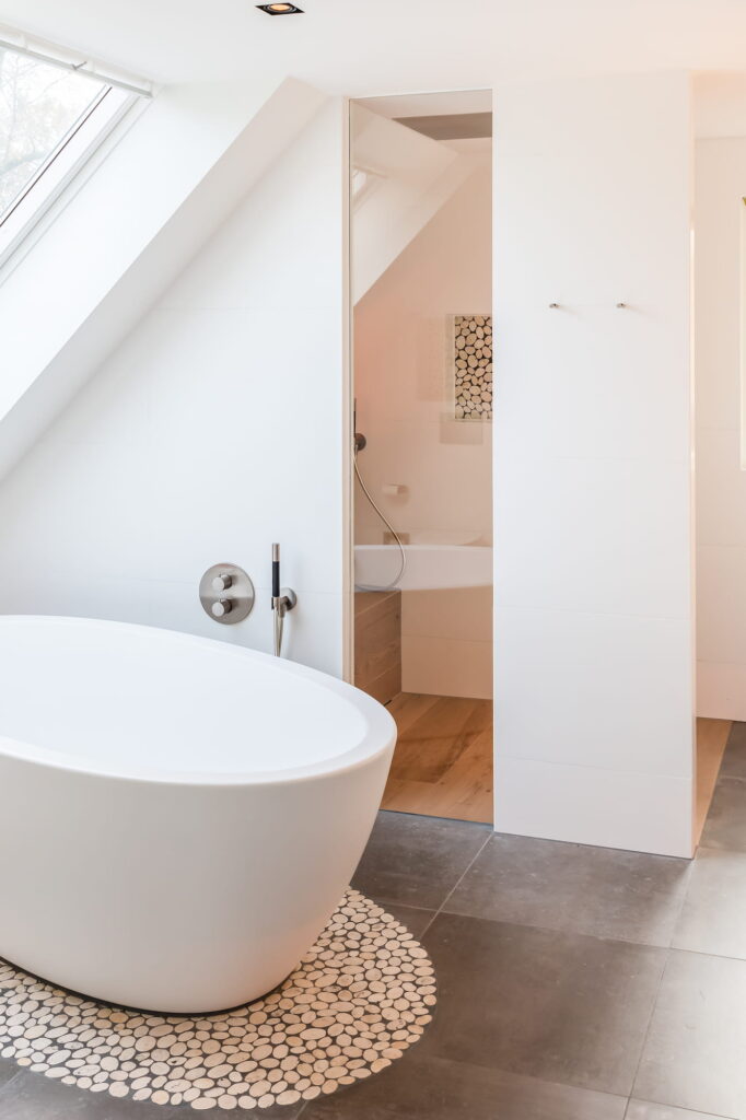 Fraai gerenoveerde badkamer in Ede — beeld 1